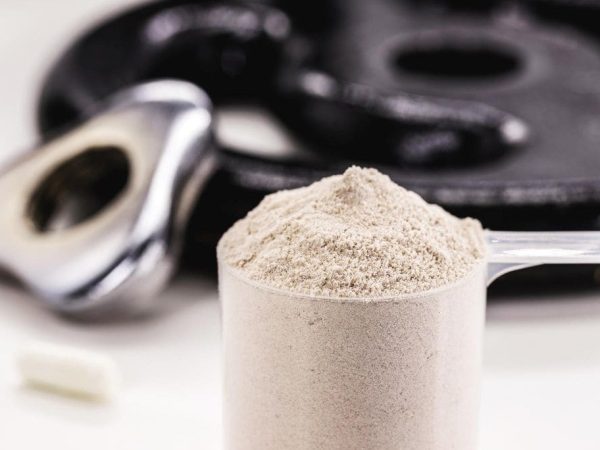 Whey protein concentrado: benefícios e como tomar