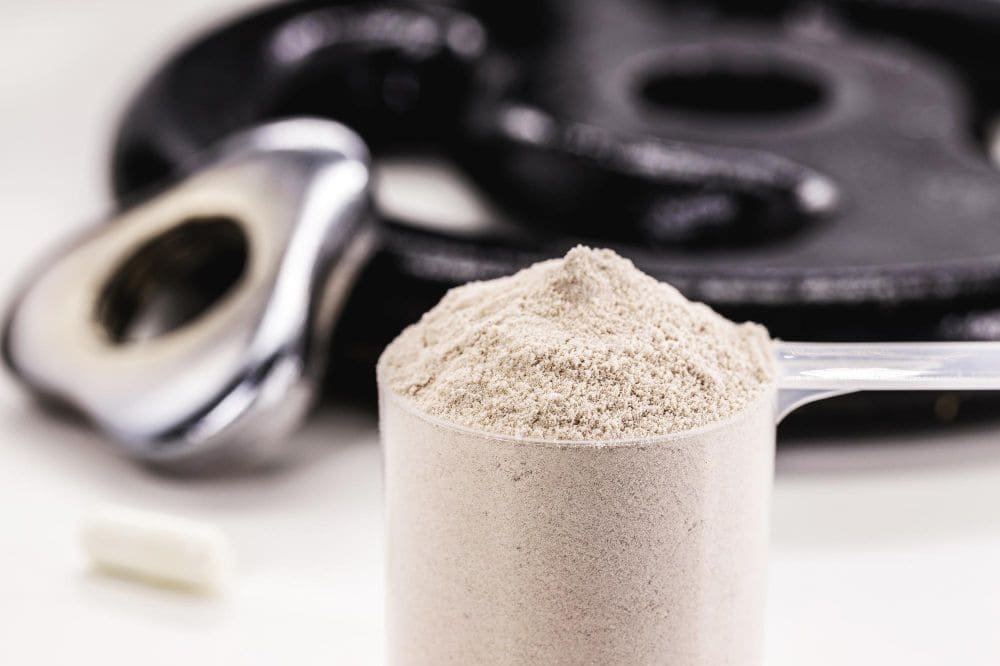 Whey protein concentrado: benefícios e como tomar