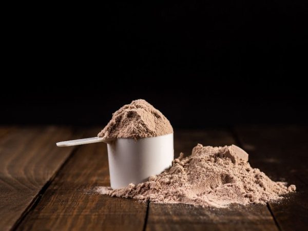 Whey protein isolado: vantagens e orientações de consumo