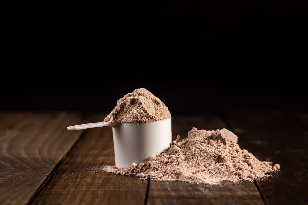 Whey protein isolado: vantagens e orientações de consumo